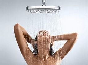 Con la ayuda de la ducha se puede realizar un masaje que aumenta el busto