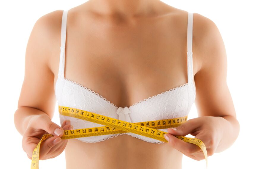 Una niña mide sus senos, queriendo aumentar su tamaño. 